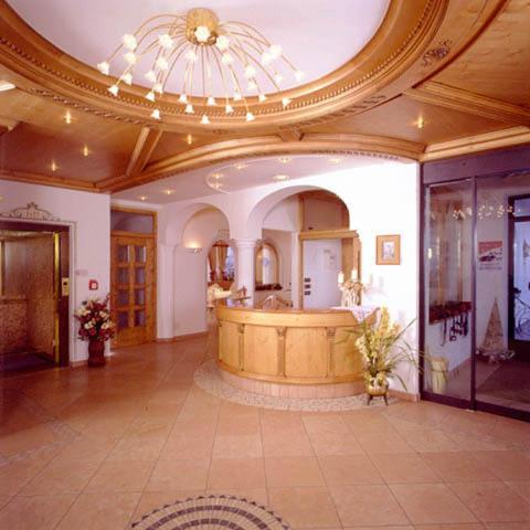 Hotel Scoiattolo Selva di Val Gardena Exterior foto