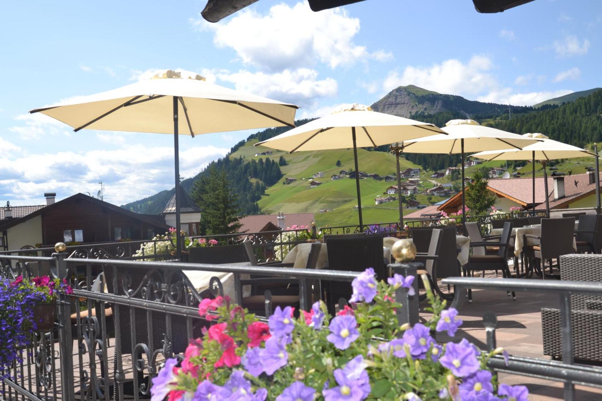 Hotel Scoiattolo Selva di Val Gardena Exterior foto