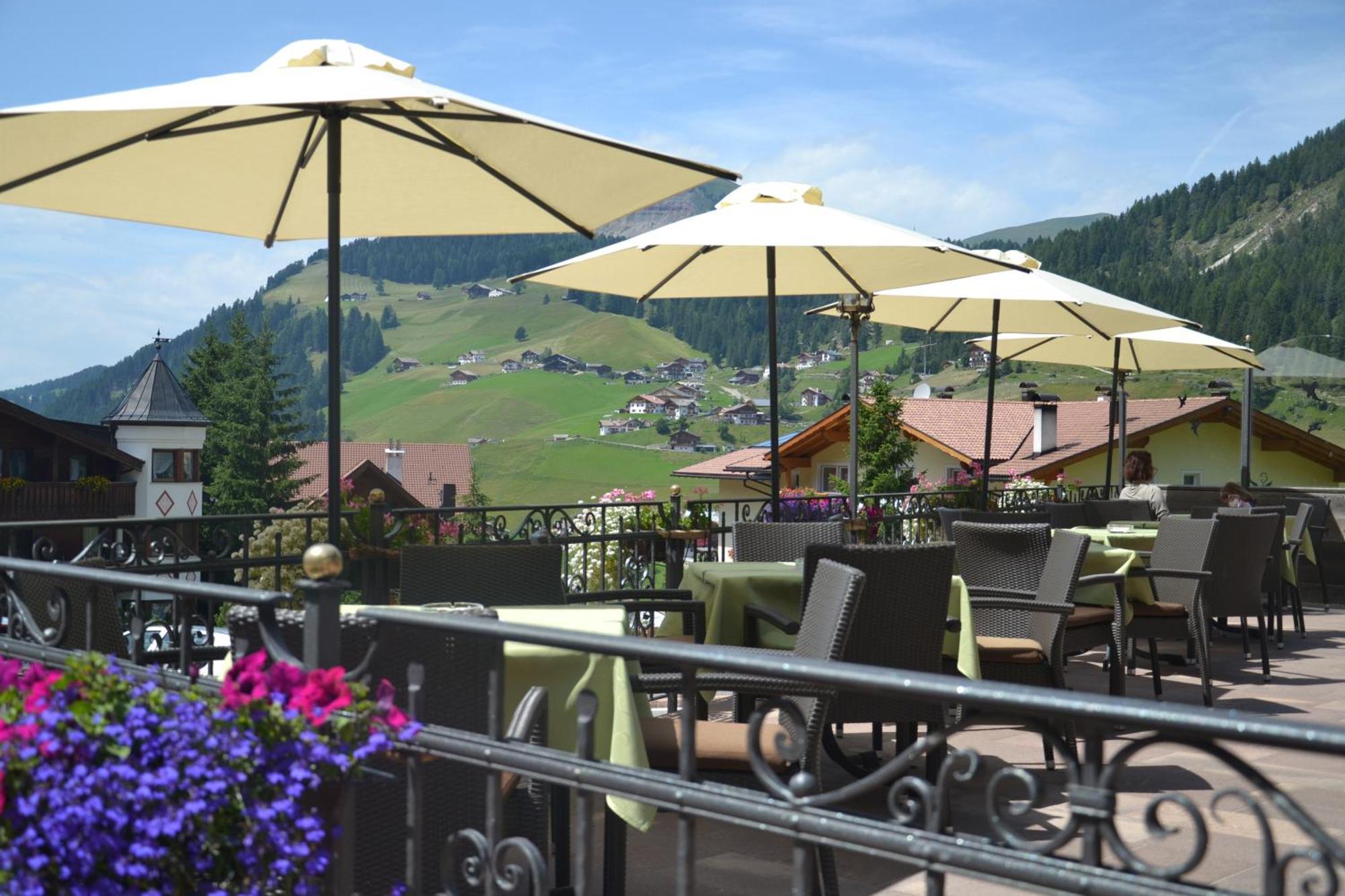 Hotel Scoiattolo Selva di Val Gardena Exterior foto